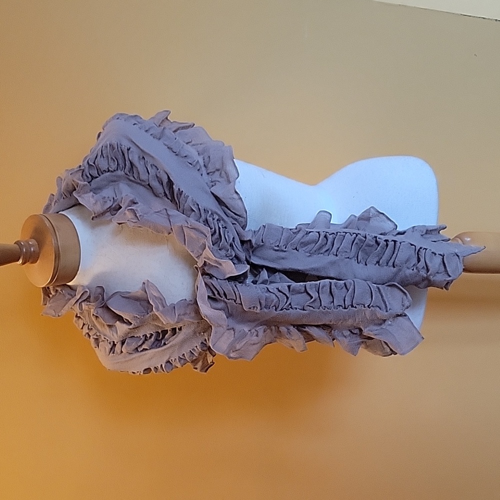 Frilly tan scarf - Picture 2 of 3